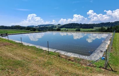 Das Regenwasserbecken von Landwirt Didier Banderet in Nuvilly FR ist ein gutes Beispiel für eine zukunftsträchtige Lösung im Bereich der Wasserspeicherung. Foto: BFH-HAFL
